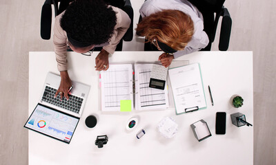 Aufkleber - focused african american woman analyzes financial data