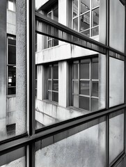 Leinwandbilder - Abstract architectural shot capturing reflections and lines of urban spaces in monochrome : Generative AI