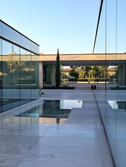 Aufkleber - Contemporary architectural landscape with clean lines and reflections highlighting modern design elements : Generative AI