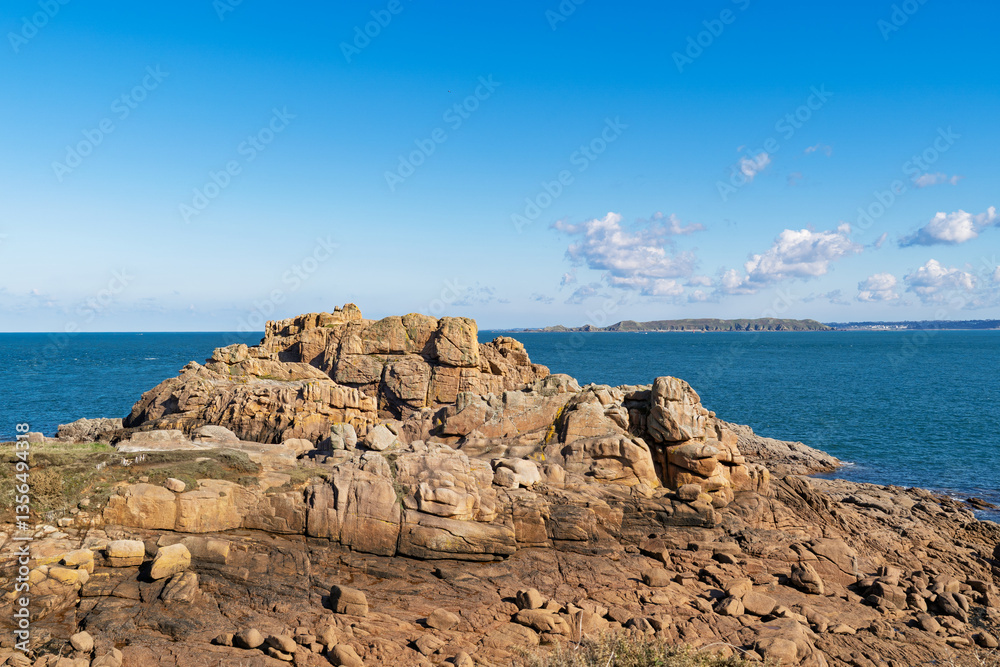 Rocher emblématique de la côte de Granit Rose, baigné de lumière sous ...
