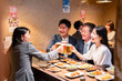 © maroke - 居酒屋で部署のお疲れ様会をするビジネスパーソン