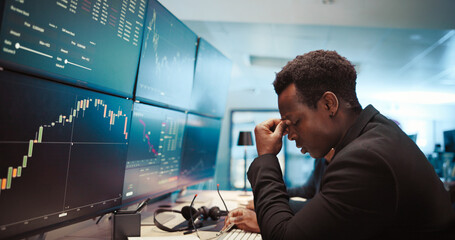 Leinwandbilder - Trading, man and broker with headache by computer for stock market crash, financial crisis and bad investment. Screen, black person or stress for finance loss, exchange risk or price plummet at night