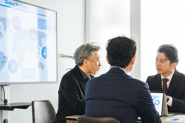 Poster - 会議室でミーティングするミドルエイジ男性ビジネスパーソンのグループ