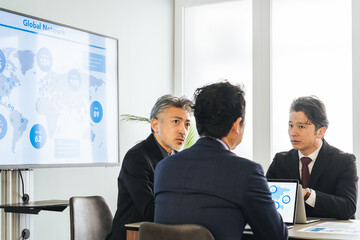Aufkleber - ビジネス、経営、チームワーク、相談、会議、ミーティング、マーケティング、ミドルエイジ、議論、モニター、画面、提案、レポート、リサーチ、調査、グローバル、オフィス、戦略、マネジメント、企業、会社員、サラリーマン、男性、日本人、中高年、中年、社長、経営者、エグゼクティブ、リーダー、管理職、上司、CEO、役員、重役、コンサルタント、コンサルティング、アドバイザー、プランナー、専門家、人材、質問、世界地図