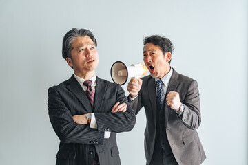 Poster - 中高年男性に拡声器で呼びかけるミドルエイジ男性ビジネスパーソン