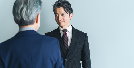 Fototapete - ビジネス、ビジネスパーソン、経営者、社長、ミドルエイジ、握手、シニア、取引、契約、協力、サポート、提携、エグゼクティブ、人材、チームワーク、挨拶、団結、応援、感謝、歓迎、祝福、仲間、パートナーシップ、連携、サービス、コミットメント、ディール、約束、信頼、信用、アドバイザー、コンサル、コンサルタント、コンサルティング、メンター、顧問、ビジネスマン、商談、投資家、融資、支援、M&A、トップ、企業、会社