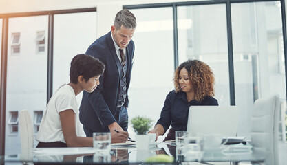 Aufkleber - Laptop, explain or business people brainstorming with mentor for teamwork, project funding or discussion. Leadership, teaching or financial manager coaching consultant for meeting and planning ideas