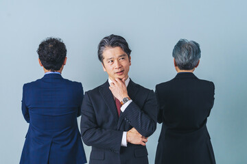 Poster - 人間関係で悩むミドルエイジ男性ビジネスパーソンのグループ