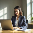 © macbon - Mujer de negocios hispana analizando su trabajo en su laptop.