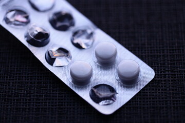Aufkleber - A blister pack sitting on a table, suitable for use in product display or advertising.