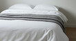 © omar - cama de hotel con sabanas blancas