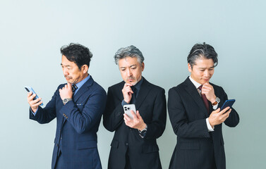 Poster - スマホ、スマートフォン、ミドルエイジ、中高年、シニア、ビジネスパーソン、アプリ、SNS、考える、リテラシー、セキュリティ、ガバナンス、コンプライアンス、ニュース、DX、デジタルトランスフォーメーション、スキル、ビジネスマン、おじさん、中年、疑問、悩み、困る、問題、トラブル、課題、老眼、不安、心配、社長、経営者、エグゼクティブ、リーダー、管理職、上司、経営、セカンドキャリア、転職、投資、会社員、サラ