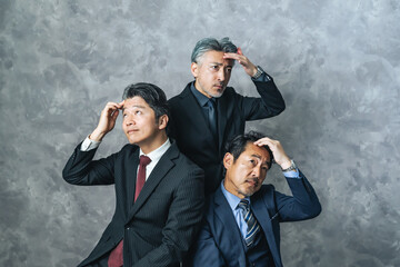 Aufkleber - 髪の生え際が気になるミドルエイジ男性ビジネスパーソンのグループ