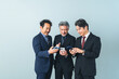 © metamorworks - スマホ、スマートフォン、笑顔、ミドルエイジ、シニア、男性、グループ、SNS、DX、動画、ニュース、ゲーム、ビジネス、会社員、サラリーマン、ビジネスマン、ビジネスパーソン、日本人、中高年、中年、チームワーク、セカンドキャリア、社長、経営者、エグゼクティブ、リーダー、管理職、上司、楽しい、面白い、キャンペーン、ポイント、クーポン、見せる、アプリ、マッチング、IT、デジタルトランスフォーメーション、情報