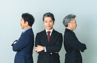 Poster - ビジネス、社長、経営者、ミドルエイジ、シニア、エグゼクティブ、対立、仲介、仲裁、弁護士、板挟み、管理職、上司、役員、チームワーク、連携、腹心、ナンバーツー、企業、人間関係、会社、スーツ、イケオジ、中高年、中年、横向き、反対、離反、カリスマ、人徳、コピースペース、人材、政治家、経営、マネジメント、仕事、リーダー、リーダーシップ、プロフェッショナル、コンサルタント、グループ、ビジネスマン、ビジネスパー
