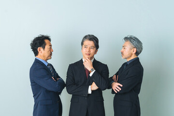 Aufkleber - 社長、経営者、経営、対立、板挟み、反対、派閥、重役、ビジネス、ビジネスパーソン、悩む、困る、問題、トラブル、課題、取締役、役員、部下、上司、企業、会社員、サラリーマン、ビジネスマン、男性、日本人、ミドルエイジ、中高年、エグゼクティブ、リーダー、管理職、人間関係、中年、シニア、指導、政治家、グループ、チームワーク、出世、考える、疑問、悩み、不安、心配、不満、ストレス、競争、人材、判断、人物