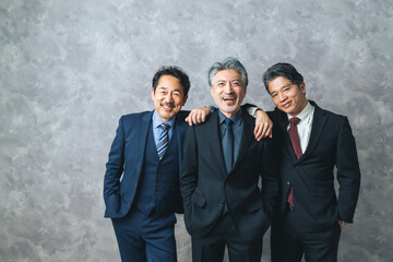 Poster - 男性、ビジネスマン、人物、ミドルエイジ、シニア、中高年、VIP、メンズ、かっこいい、イケおじ、グループ、経営者、社長、エグゼクティブ、スーツ、成功、サクセス、セレブ、中年、50代、60代、リッチ、おじさん、ファッション、おしゃれ、コピースペース、モデル、クール、勝ち組、渋い、イケオジ、エステ、ダイエット、人生経験、スマート、清潔感、ロールモデル、チームワーク、紳士服、着こなし、日本人、上司、ビジネ