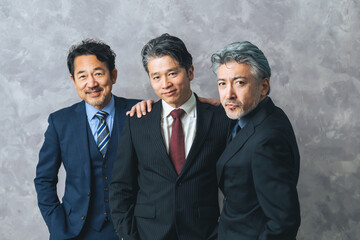 Aufkleber - ミドルエイジ、シニア、男性、グループ、ビジネスパーソン、経営者、社長、ハイクラス、ビジネスマン、チームワーク、セカンドキャリア、転職、会社員、サラリーマン、日本人、中高年、中年、おじさん、イケオジ、VIP、富裕層、財界人、エグゼクティブ、リーダー、管理職、上司、役員、重役、バブル世代、ハイスペック、スーツ、仲間、団結、同僚、紳士服、ファッション、おしゃれ、人材、加齢、老化、アンチエイジング、企業、