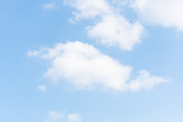 zomer blauwe lucht wolkengradiënt helder witte achtergrond. schoonheid heldere wolken in de zon vred