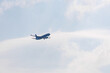 © d3_plus - 頭上を飛ぶ飛行機。島で唯一の空港、八丈島空港に着陸する。強風の離島にあるため、離着陸に関しては世界でも屈指の難易度である。日本三大廃墟の一つ、旧八丈オリエンタルリゾートホテルのすぐ近くを飛んでいる。背後には巨大な八丈富士、三原山が見える。東京都伊豆諸島八丈島-2025年