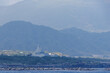 © d3_plus - 八丈島と青ヶ島をつなぐ、あおがしま丸。日本三大廃墟の一つ、旧八丈オリエンタルリゾートホテル。背後には巨大な八丈富士、三原山が見える。東京向けの橘丸が八丈島の底土港を出港した。東海汽船東京湾～伊豆諸島八丈島、太平洋航路の橘丸船上にて - 2025