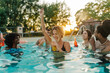 © Zamrznuti tonovi - Friends enjoying drinks and having fun in swimming pool at sunset