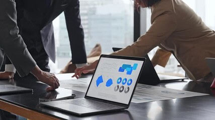 Aufkleber - オフィスで会議するビジネスパーソンのグループ