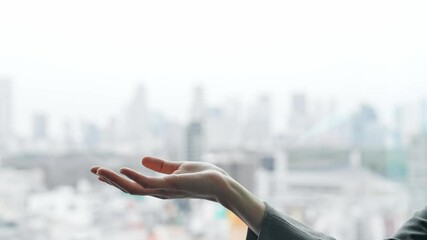 Fototapete - 都市を背景に手をかざす女性
