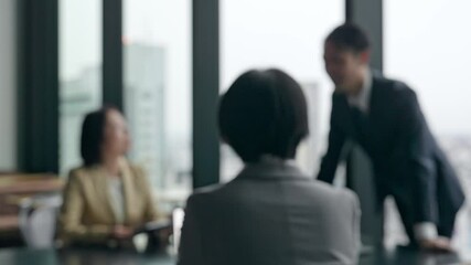 Aufkleber - オフィスで会議するビジネスパーソンのグループのぼかしイメージ