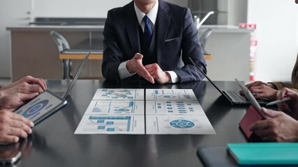 Poster - オフィスで会議するビジネスパーソンのグループ