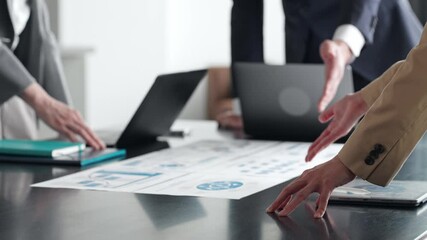 Aufkleber - オフィスで会議するビジネスパーソンのグループ