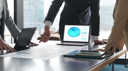 Aufkleber - オフィスで会議するビジネスパーソンのグループ