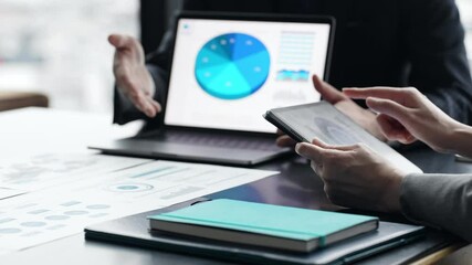 Poster - ノートパソコンとタブレットPCの画面を見ながら会議するビジネスパーソンのグループ