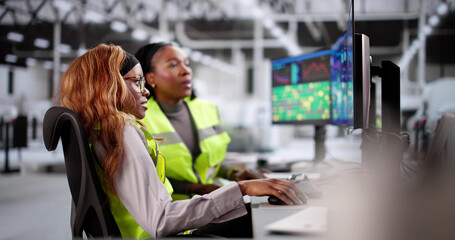 Leinwandbilder - African American woman monitoring industry automation