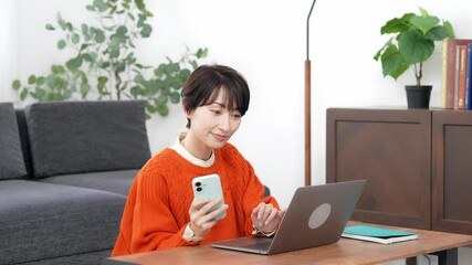 Leinwandbilder - スマホとノートパソコンを見ながら悩むミドルエイジ女性