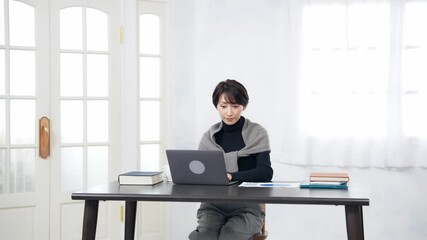 Leinwandbilder - デスクのノートパソコンで作業する女性