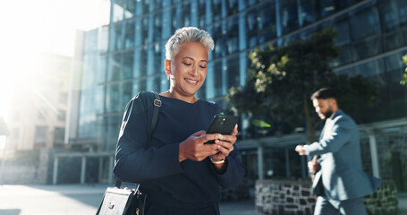 Aufkleber - Typing, phone and business with woman in city for stock market report, reading and investment app. Trader portfolio, communication and client chat with mature person outdoor for mobile and networking