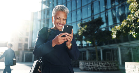Aufkleber - Happy, phone and business with woman in city for stock market report, reading and investment app. Trader portfolio, communication and client chat with mature person outdoor for mobile and networking
