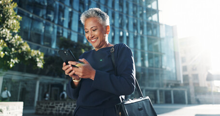 Aufkleber - Reading, phone and business with woman in city for stock market report, smile and investment app. Trader portfolio, communication and client chat with mature person outdoor for mobile and networking