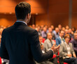 © Christophe - Discours d’un cadre devant une audience attentive