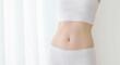 © DROP DESIGN PHOTO - 白い肌の女性の美しいくびれのある引き締まったウエストライン