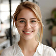 © NOOPIAN - A woman with blonde hair and glasses is smiling for the camera