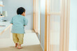© TAGSTOCK2 - こっそり部屋を覗く３歳の男の子