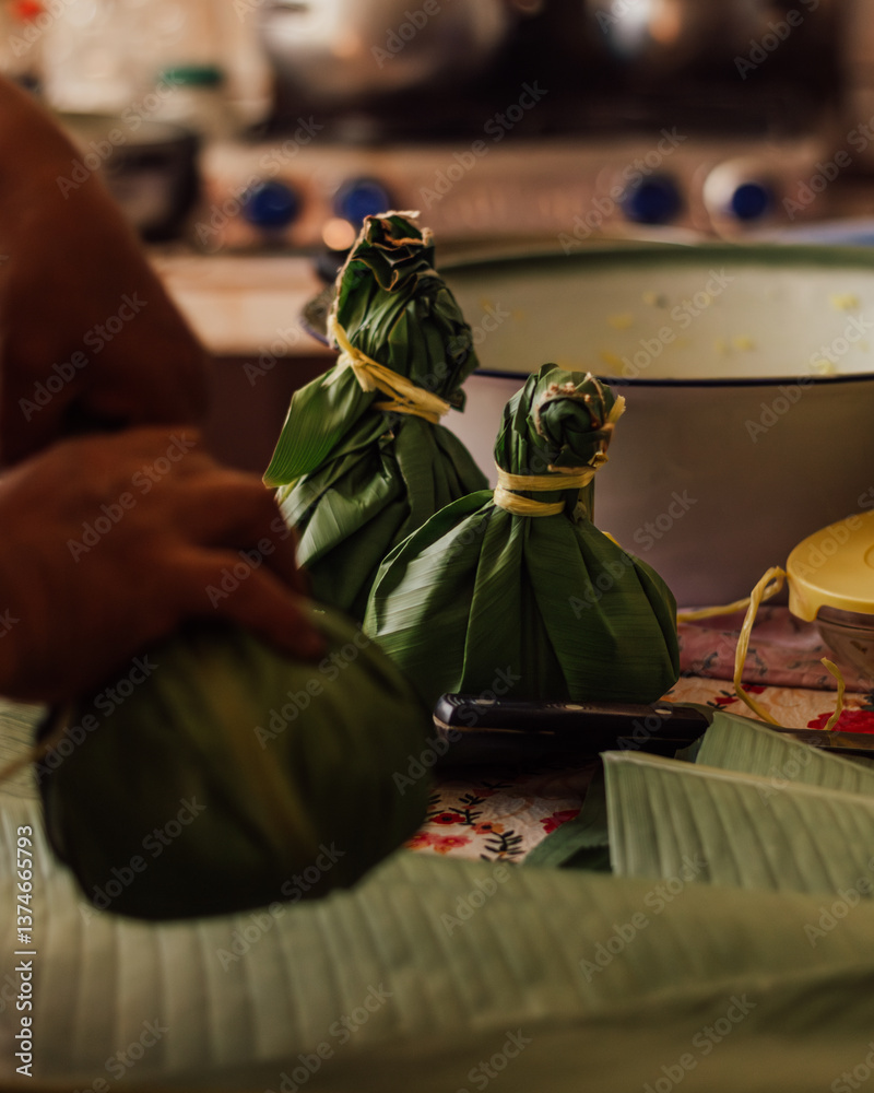 ภาพถ่าย Stock Preparación del juane, plato típico en la Amazonía ...
