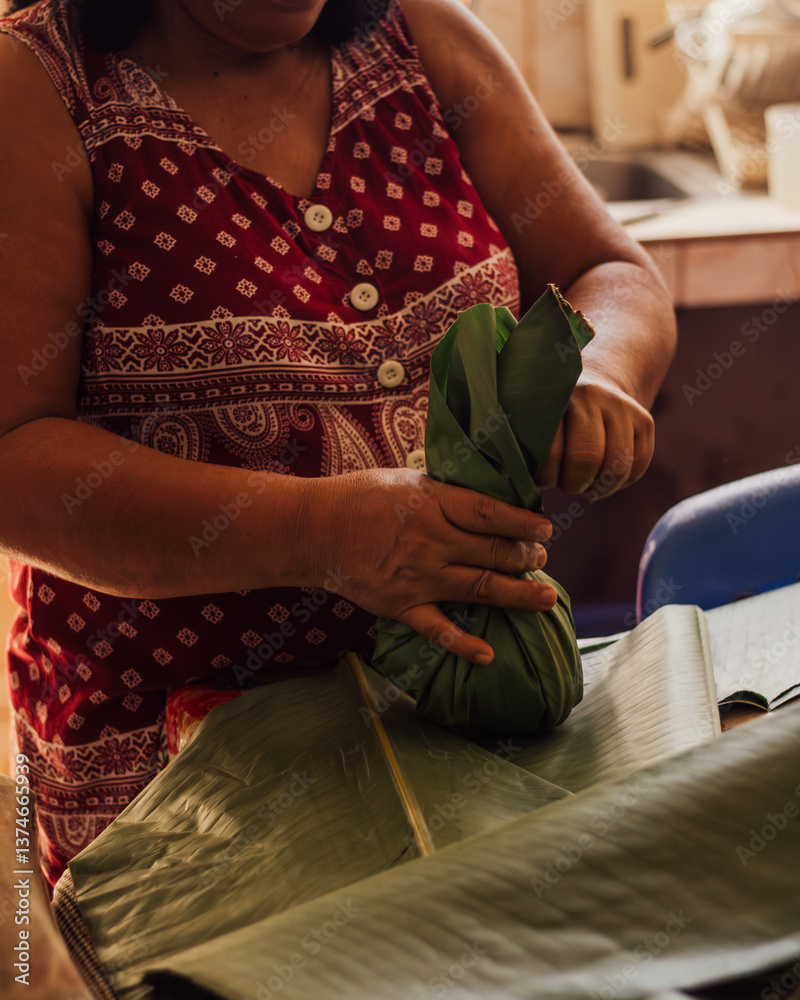 Preparación del juane, plato típico en la Amazonía peruana, en especial ...