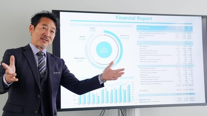 Aufkleber - 大画面モニターの前で説明するミドルエイジ男性ビジネスパーソン