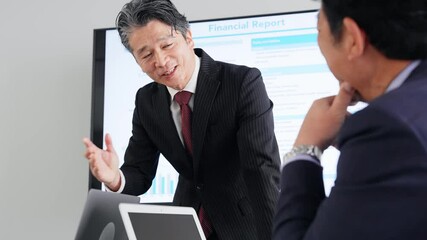 Poster - 大画面モニターの前で会議するミドルエイジ男性ビジネスパーソンのグループ
