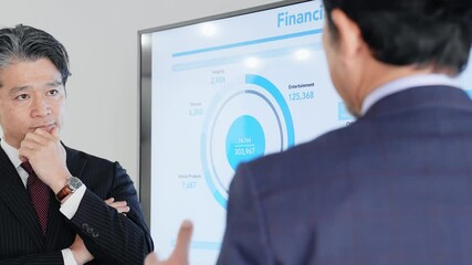 Poster - 大画面モニターを見ながら会議するミドルエイジ男性ビジネスパーソンのグループ