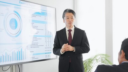 Aufkleber - 大型モニターを使ってプレゼンするミドルエイジ男性ビジネスパーソン