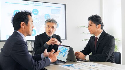 Poster - 会議室でミーティングするミドルエイジ男性ビジネスパーソンのグループ